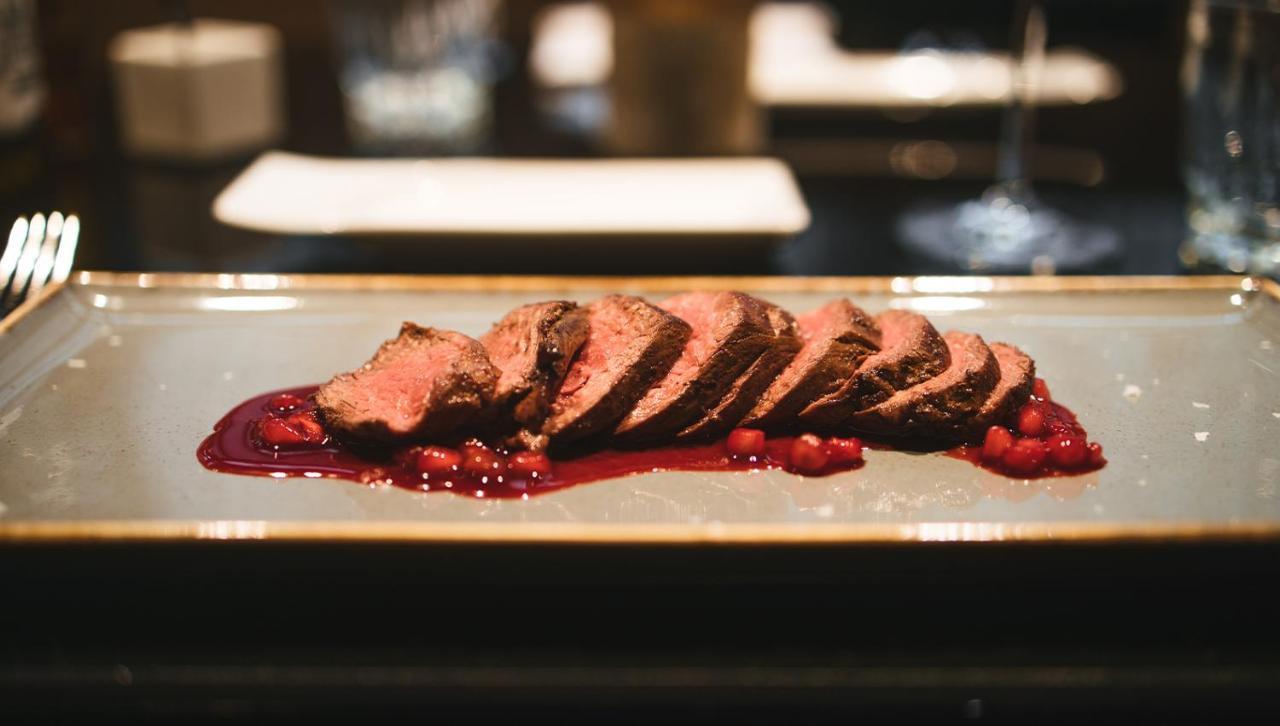 Roomers, Frankfurt, A Member Of Design Hotels Fráncfort del Meno Exterior foto A steak prepared with a cranberry glaze