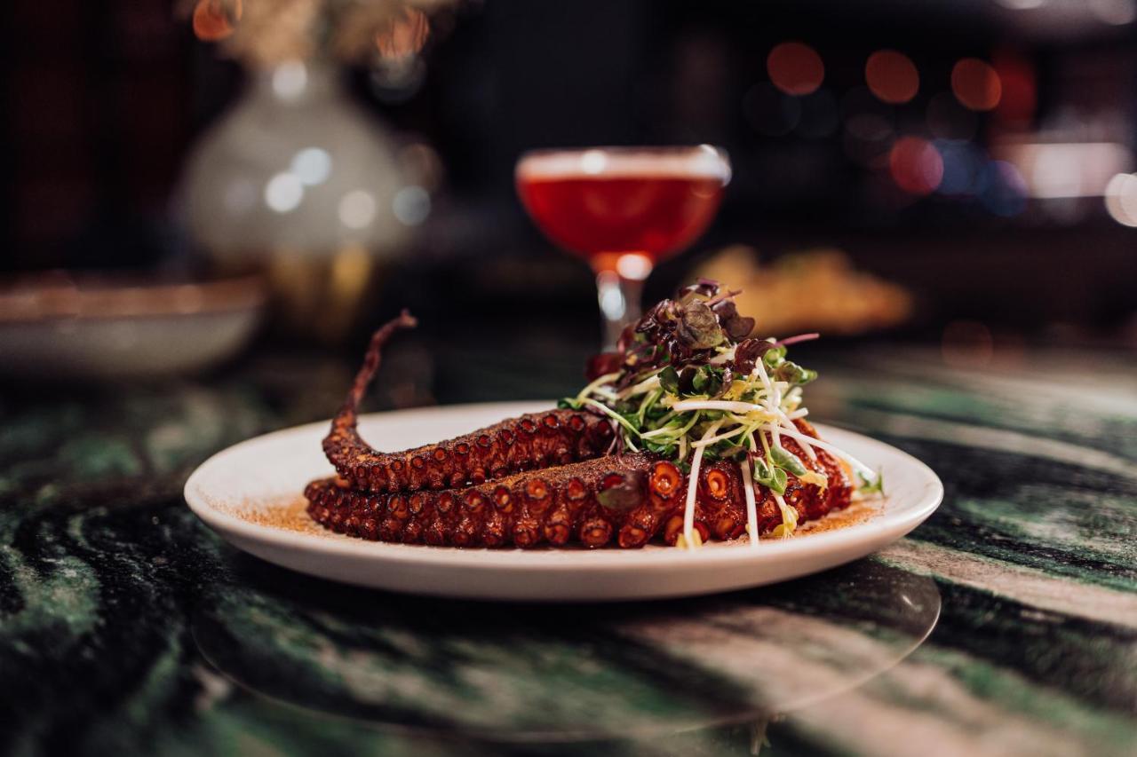 Roomers, Frankfurt, A Member Of Design Hotels Fráncfort del Meno Exterior foto A plate of grilled octopus