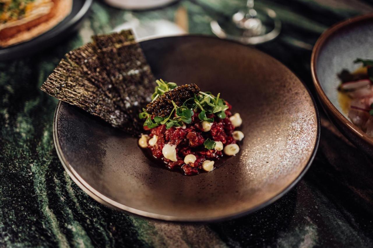 Roomers, Frankfurt, A Member Of Design Hotels Fráncfort del Meno Exterior foto A dish at the restaurant