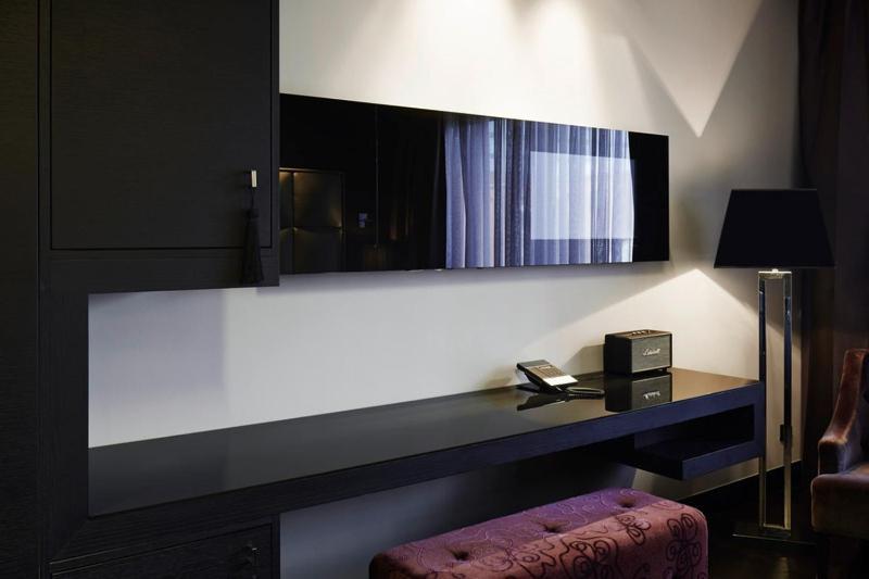 Roomers, Frankfurt, A Member Of Design Hotels Fráncfort del Meno Habitación foto A television in a hotel room