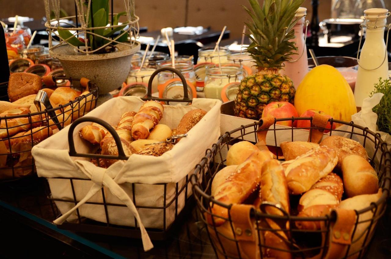 Roomers, Frankfurt, A Member Of Design Hotels Fráncfort del Meno Exterior foto A selection of bread and fruit at a buffet